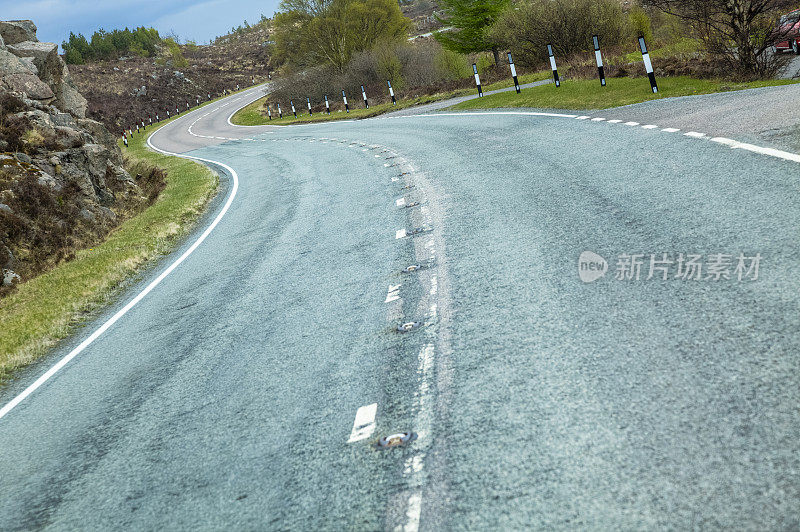 高速公路蜿蜒穿过苏格兰高地的群山