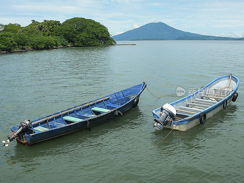 渔船停泊在洪都拉斯阿马巴拉的圣米格尔火山