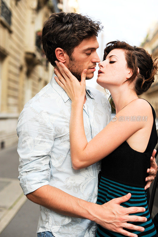 巴黎街头的情侣接吻