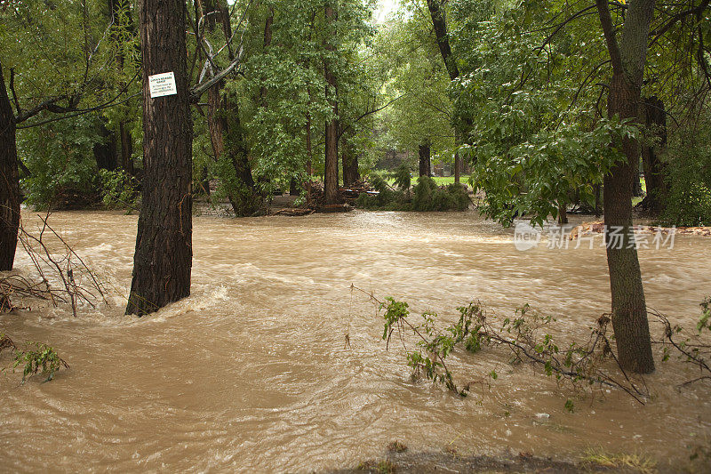 博尔德溪淹没了科罗拉多州