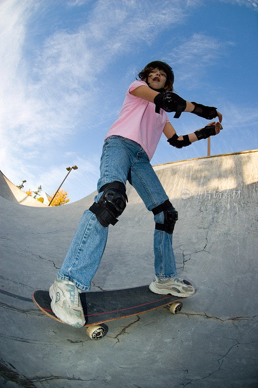 年轻的女孩-滑板的乐趣