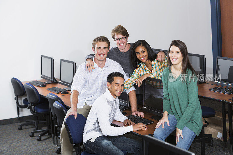 多种族高中生或大学生计算机实验室