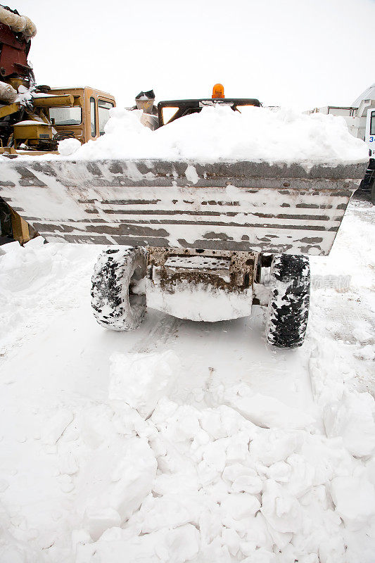 装载机在雪地上