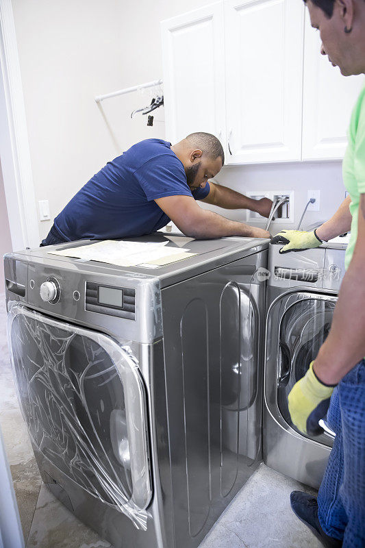 系列-家用电器送货员安装新的洗衣机和烘干机