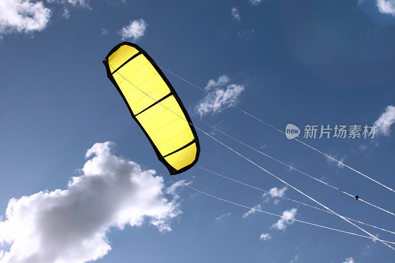 黄色的风筝在天空中