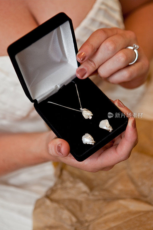 新娘展示首饰盒中的项链和耳环