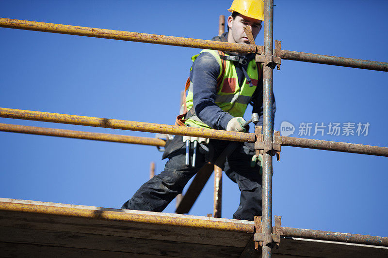 一个建筑工人正在搭建脚手架