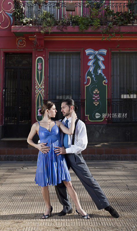 阿根廷夫妇在布宜诺斯艾利斯的街道上跳探戈