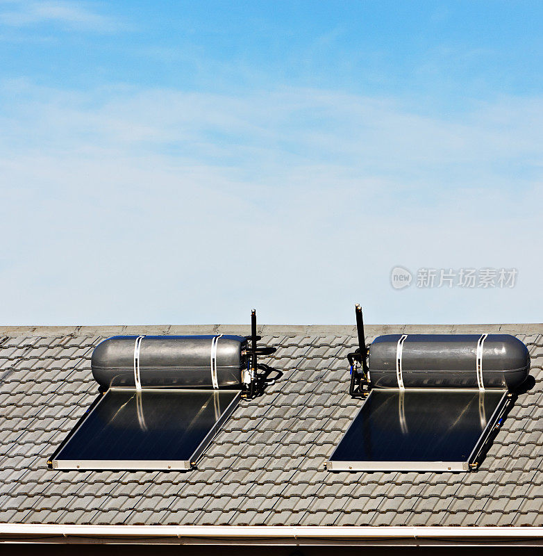 在新开发的屋顶上安装太阳能板和储水罐