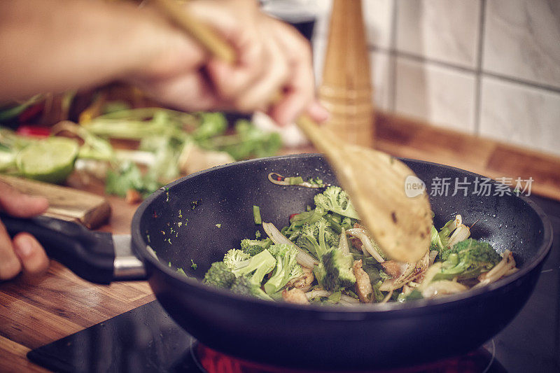 炒饭的蔬菜和鸡肉