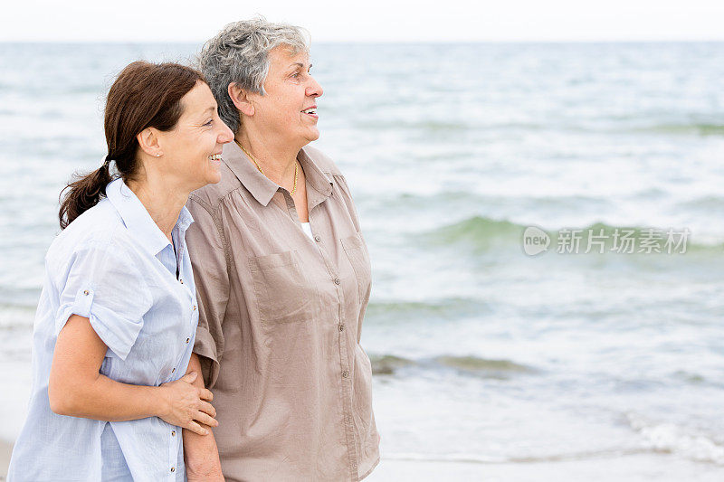 老女人和护工在海滩上