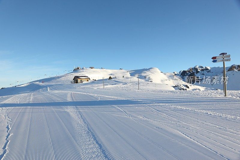 雪山上的道路