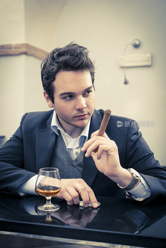 男人和他的雪茄