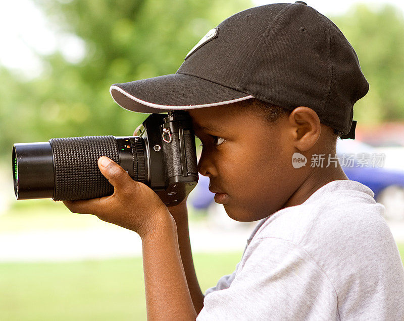 一个男孩学习摄影艺术的图像