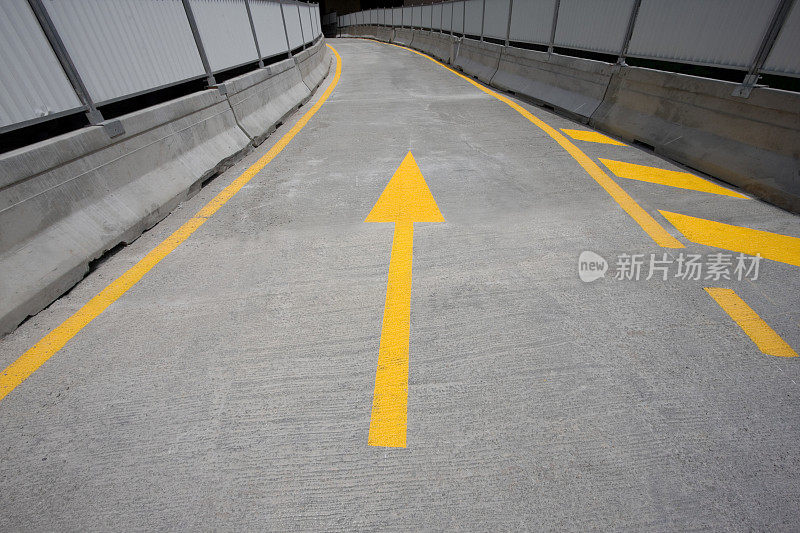 黄色单向箭头上的一个混凝土道路建设