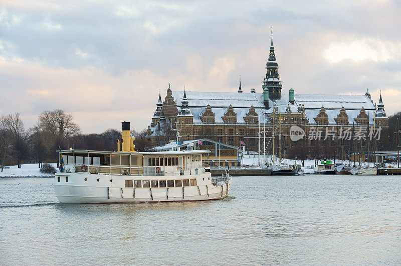 渡船经过斯德哥尔摩国家博物馆前