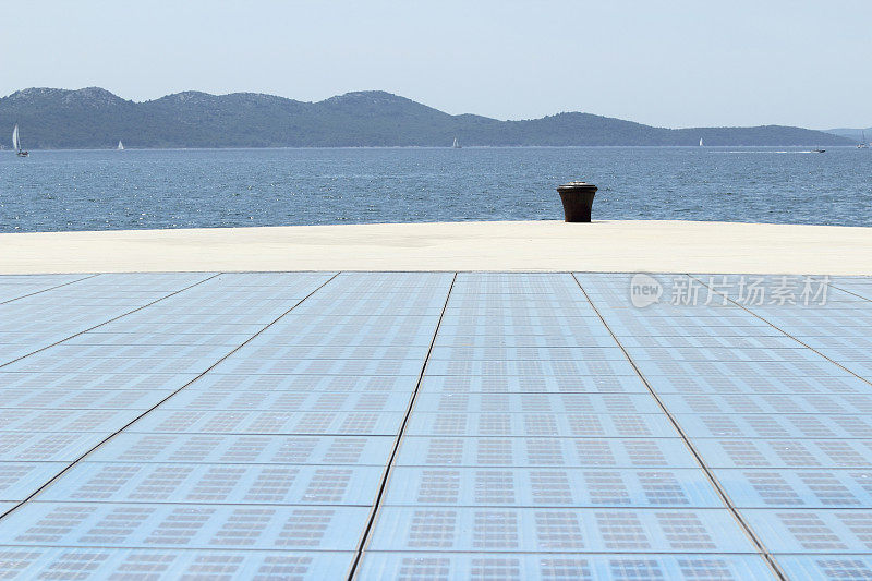 太阳能电池板和地中海的白色帆船