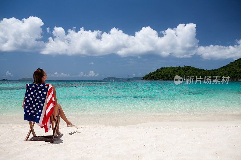 在美属维尔京群岛的海滩度假的女人