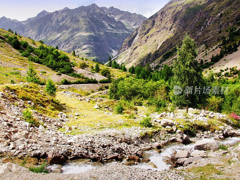 法国阿尔卑斯阿尔卑斯山脉靠近大山口地区