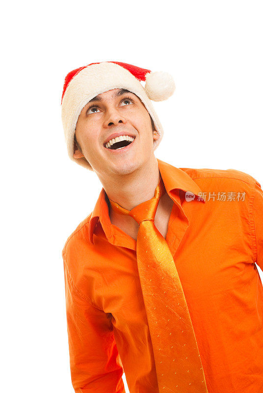 戴着圣诞老人帽子的快乐男人抬头看