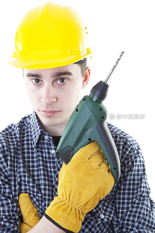 手持电动工具的年轻建筑工人