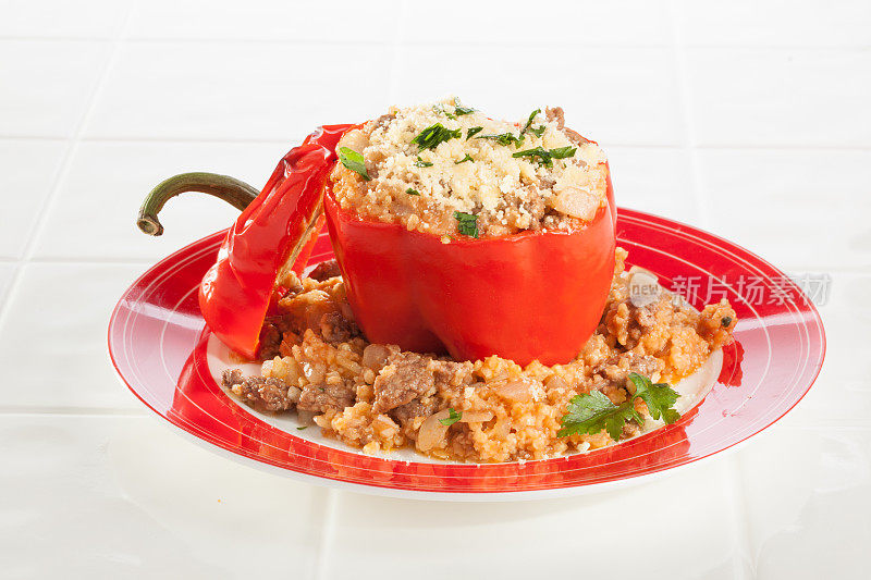 五彩缤纷的美食图像，一个填充红甜椒