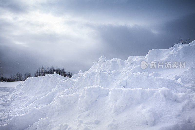 冰冻的雪在冬天堆积起来