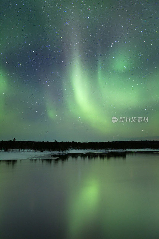 芬兰拉普兰，冬天湖面上的北极光