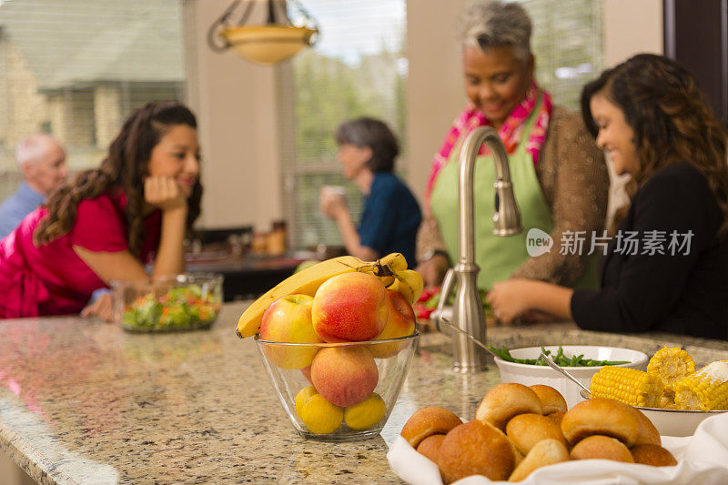 人际关系:厨房里的多民族家庭和朋友。