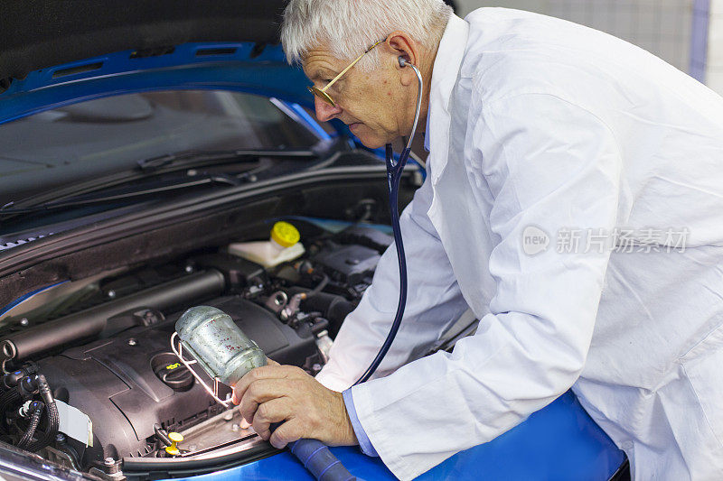 汽车修理工，用听诊器和手提灯检查发动机