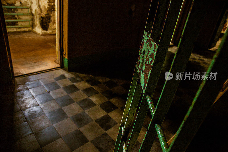 一个废弃的旧监狱的暗室