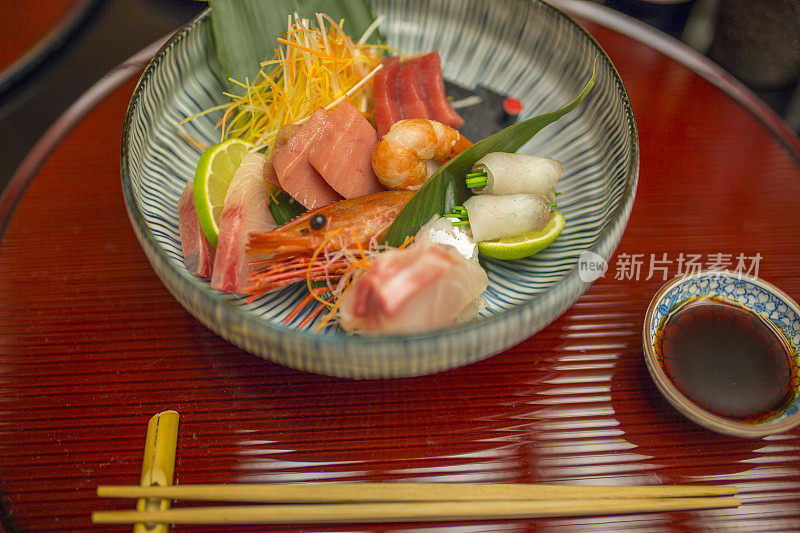 怀石料理晚餐配生鱼片