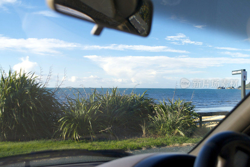 透过汽车挡风玻璃看海滩