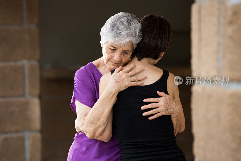 祖母拥抱悲伤的孙女