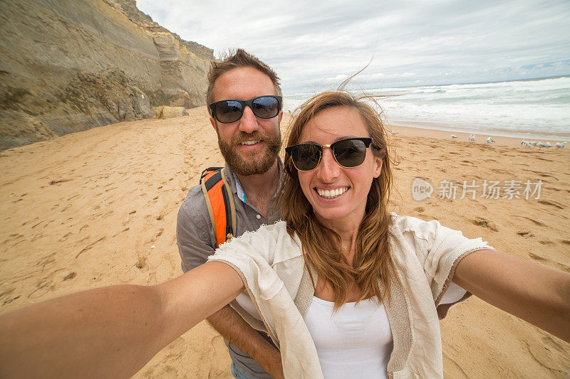 一对年轻夫妇在澳大利亚海滩上自拍