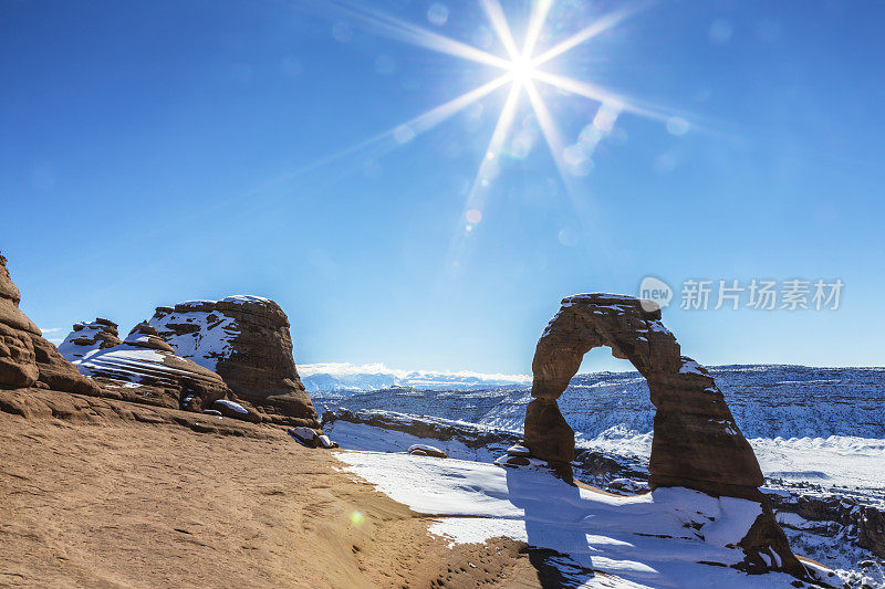 太阳耀斑精致拱门-拱门国家公园犹他州美国