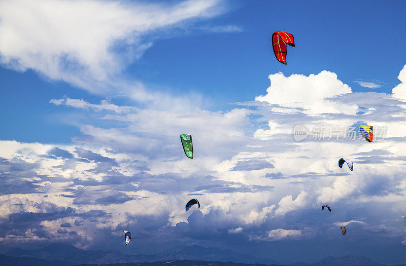 美丽多彩的风筝漂浮在天空。在希腊滑水。