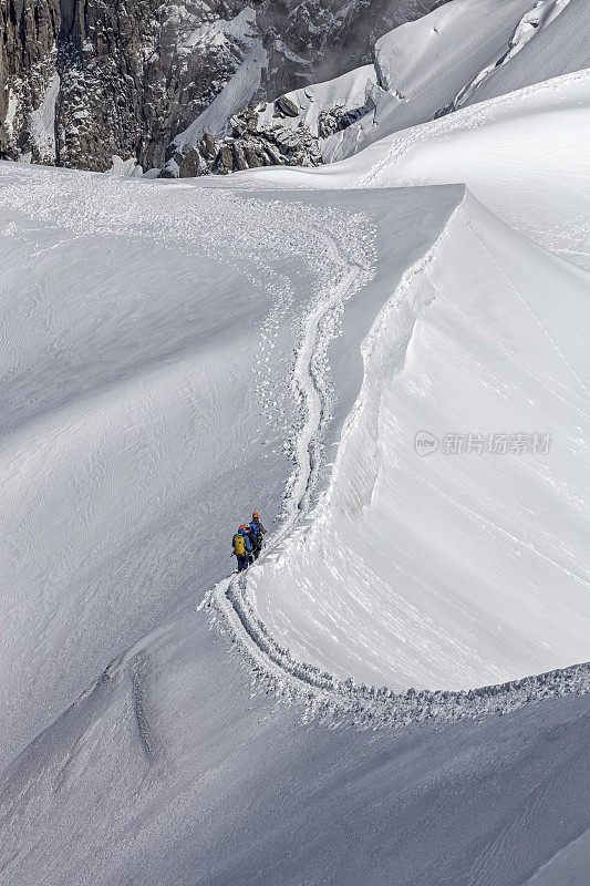 登山运动员在雪脊上