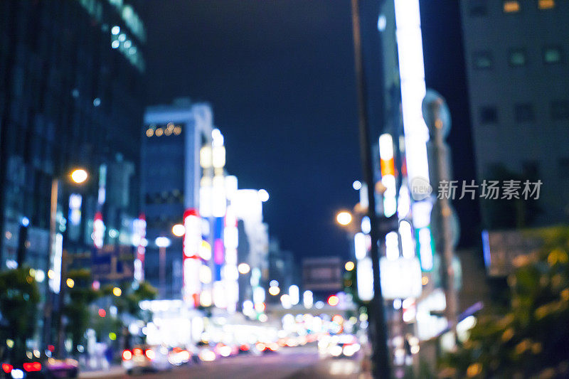 日本大阪街道和摩天大楼的模糊夜景