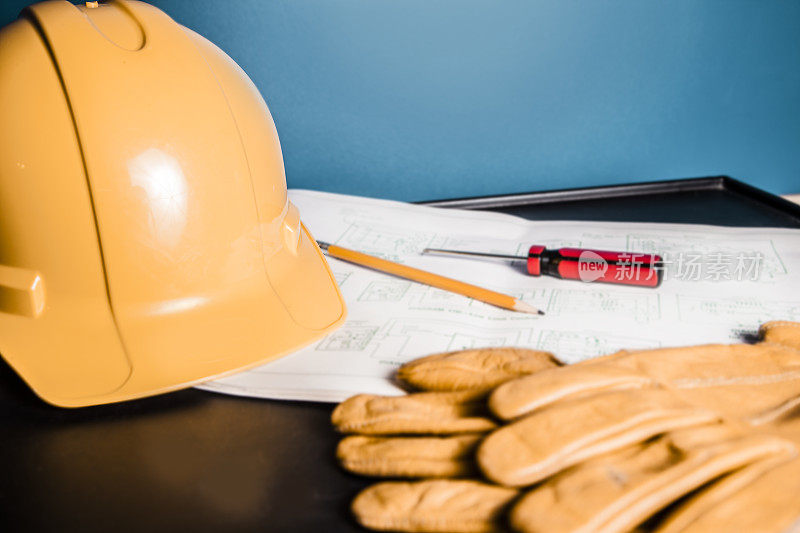 建筑工人的安全帽和工具。
