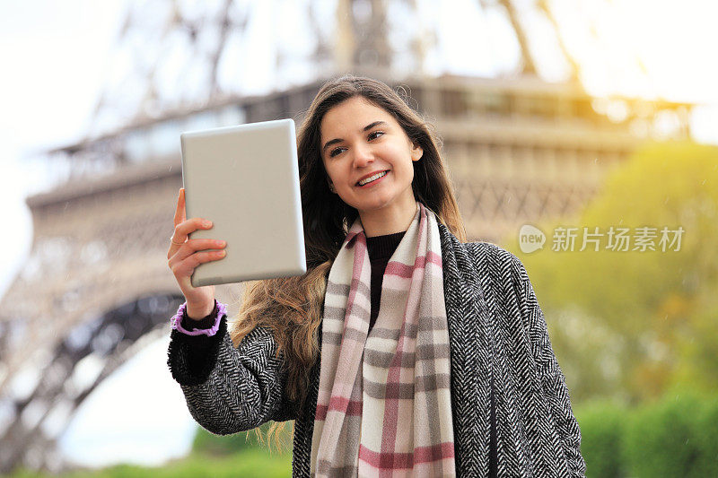 年轻美女在巴黎自拍