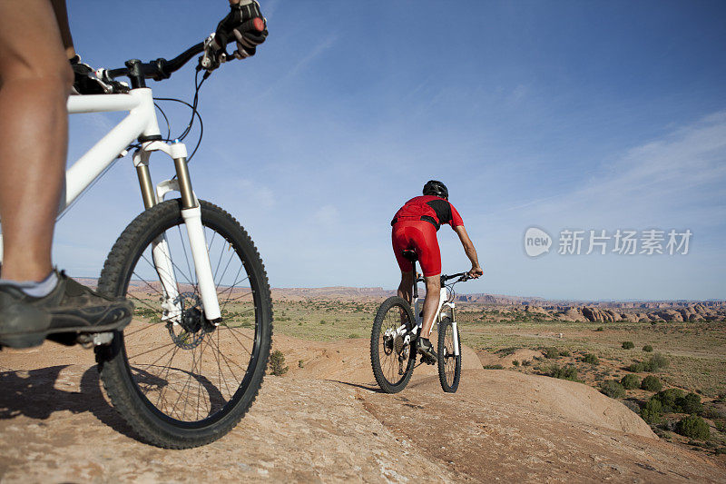 犹他州摩押附近滑岩小道上的山地自行车手