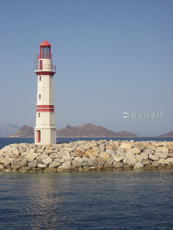 灯塔矗立在爱琴海的防波堤上。