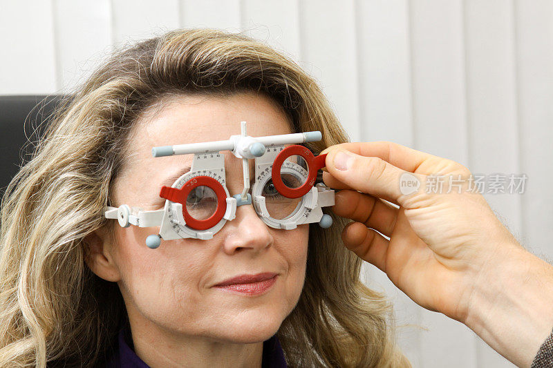 用测量眼镜进行视力检查