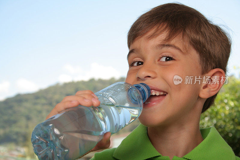 小男孩喝水