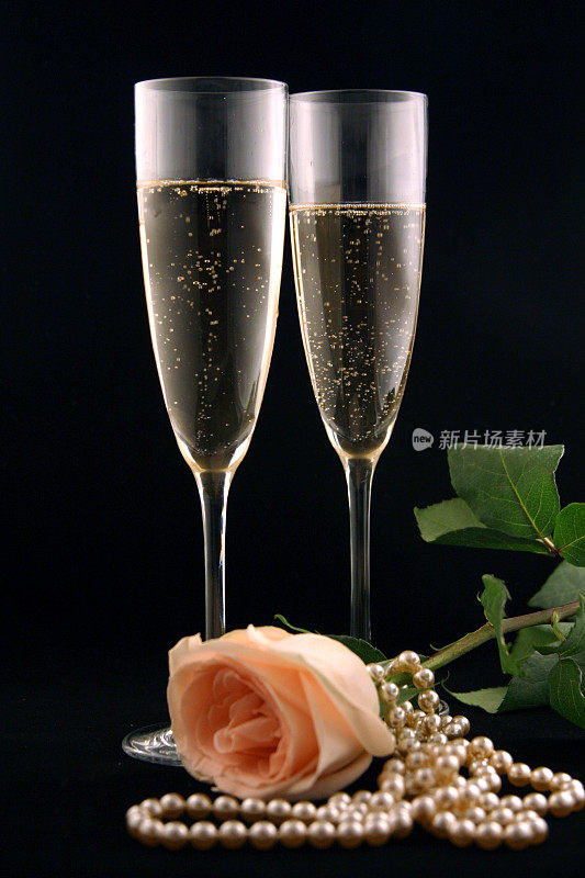 香槟长笛与桃子玫瑰和珍珠