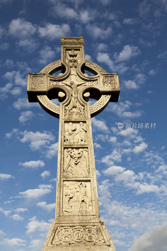 大凯尔特十字架与蓝天的背景