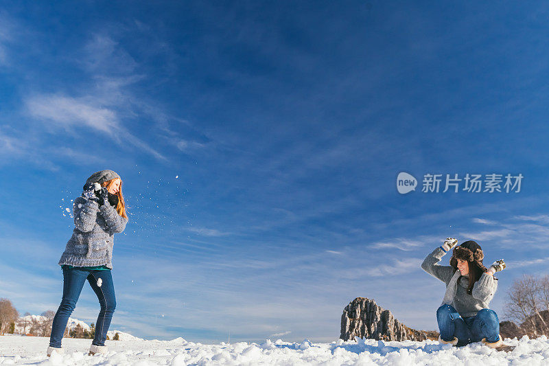 女孩们玩雪玩得很开心