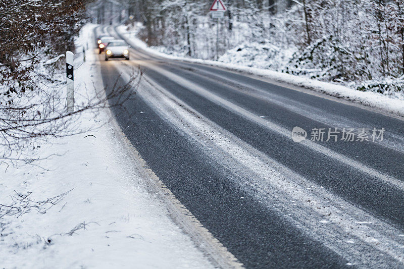 冬天的马路上满是雪