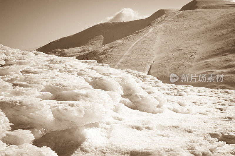 喀尔巴阡山。群山被积雪覆盖